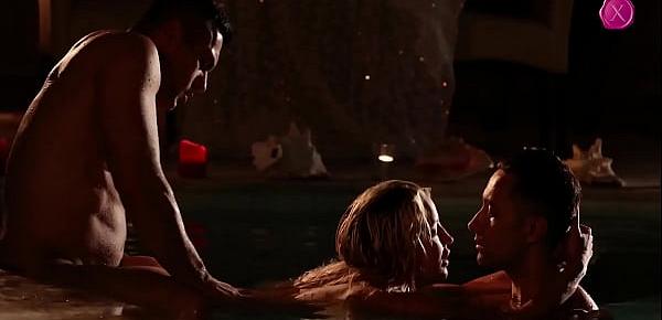 Une fille qui baise avec deux hommes murs